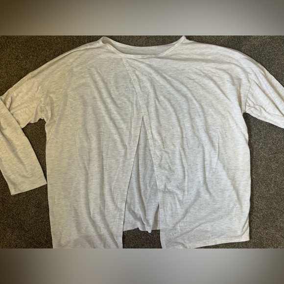 White top - Picture 2 of 3